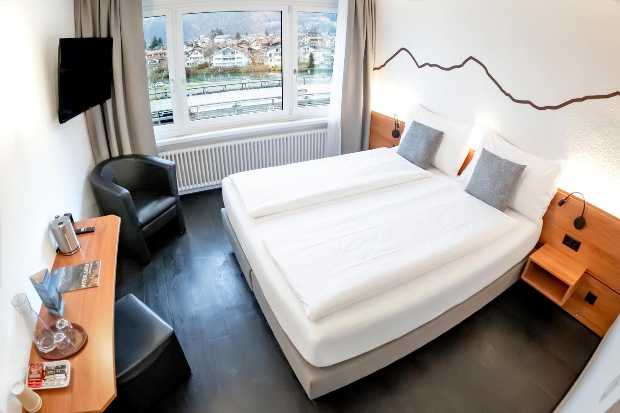 Hotel Merkur - West Station Интерлакен Экстерьер фото