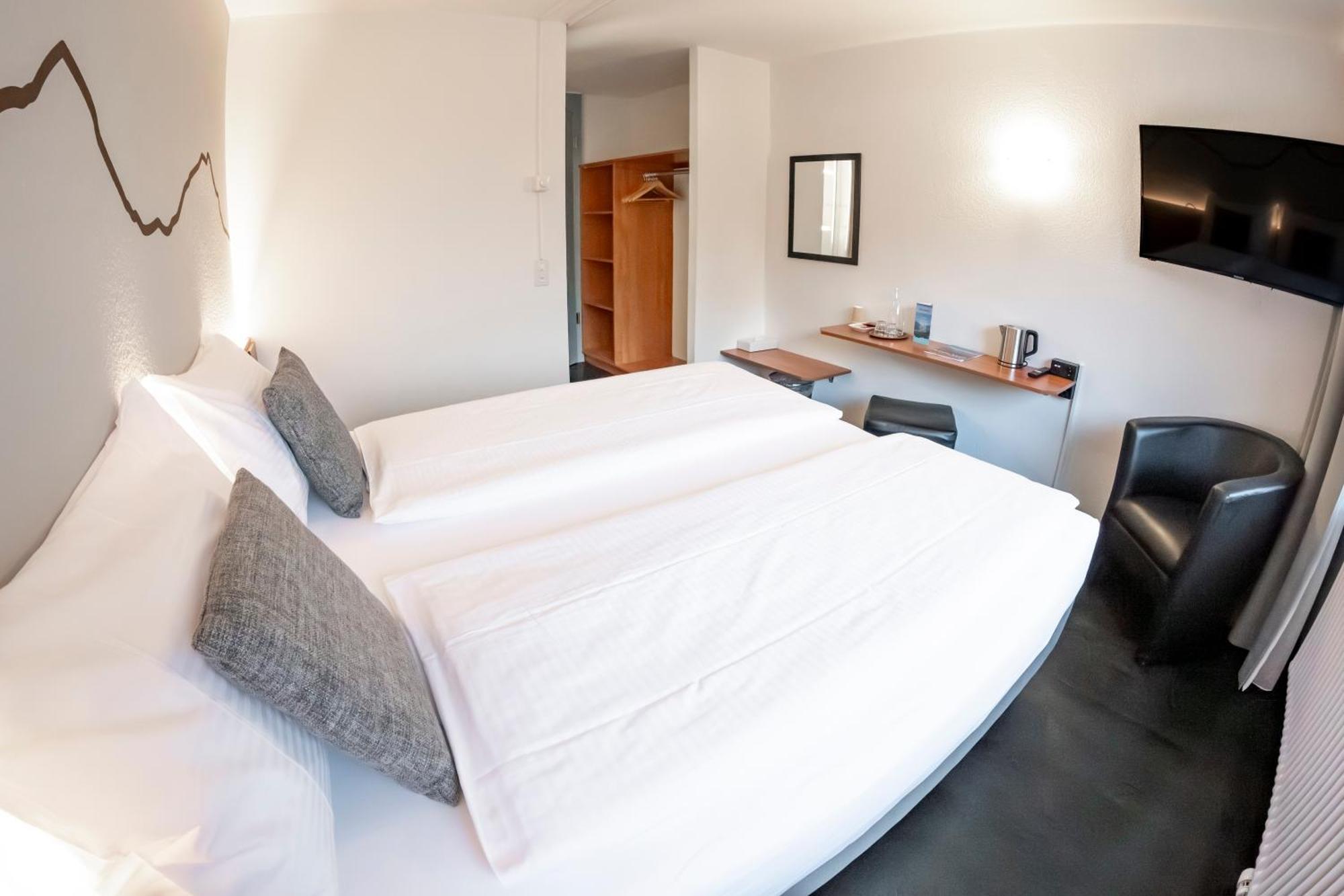 Hotel Merkur - West Station Интерлакен Экстерьер фото